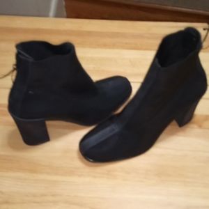 From Anita's Closet Donald J Pliner,6.M, Black Faille Elastic/Nubuck Bootie NWT